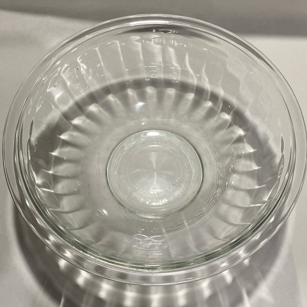Pyrex 325 2.5L 10.5 cups clear glass mixing bowl scalloped ribbed  made in USA